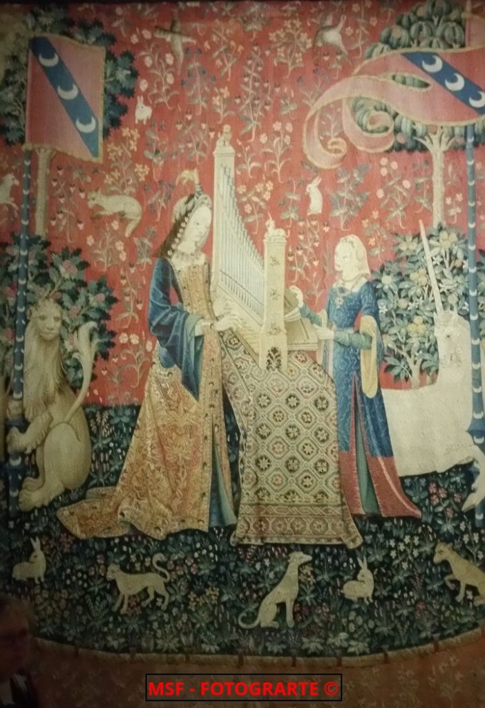 Serie la Dama y el Unicornio: el oído. Museo de Cluny o de la Edad Media. París.