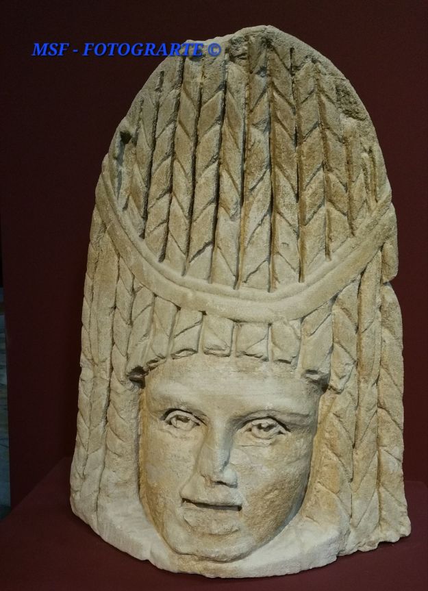 Máscara trágica: adorno de tumba. Musée Lapidaire (Aviñón). En depósito de la Fundación Calvet.