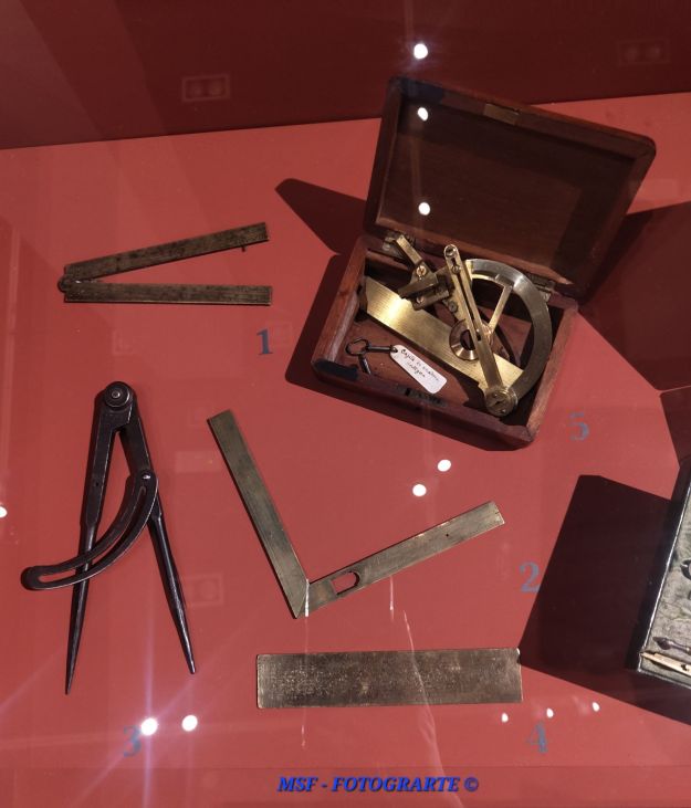 Instrumentos de medidas: detalle. Siglo XVIII. Museo Naval.