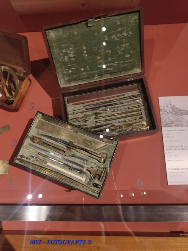 Instrumentos de medidas: detalle. Siglo XVIII. Museo Naval.